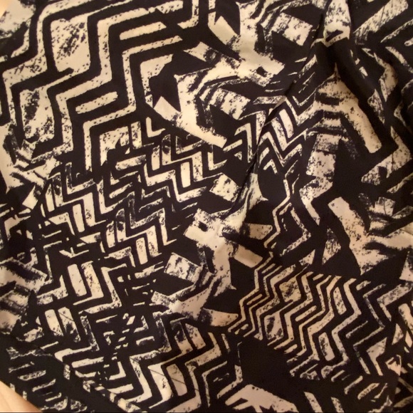 Silence + Noise Printed Mid Rise Shorts - Picture 4 of 5